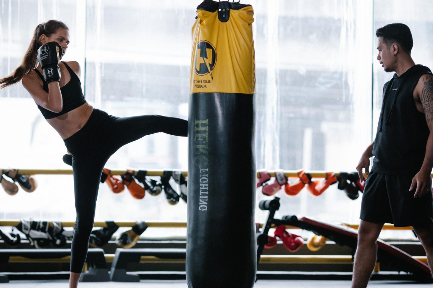 Equipo de Integrex Systems dirigiendo sesión de meditación grupal en sala de juntas